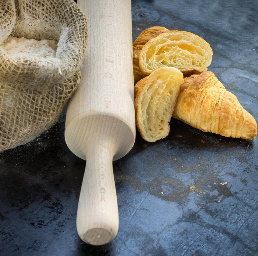 The Raintree, St. Mary'S Road Hotel Chennai Ngoại thất bức ảnh A rolling pin