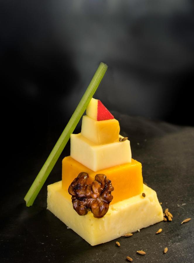 The Raintree, St. Mary'S Road Hotel Chennai Ngoại thất bức ảnh Cheese pyramid
